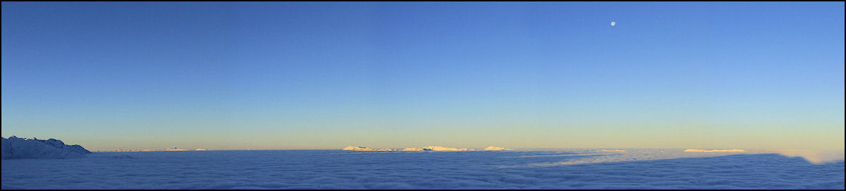 re mer étale : Dauphiné Globe challenge (Iles Marquises au fond)