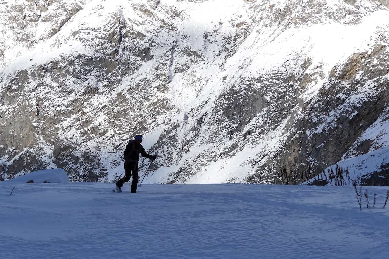Dans l'ombre et le froid : Silhouette .