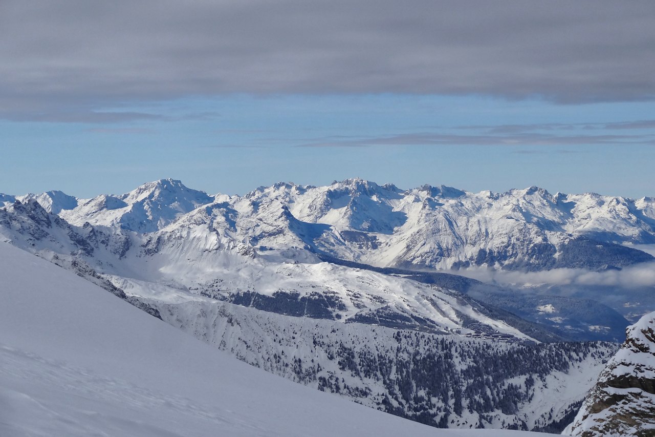 Vue vers l'ouest : Le ciel bleu résiste.