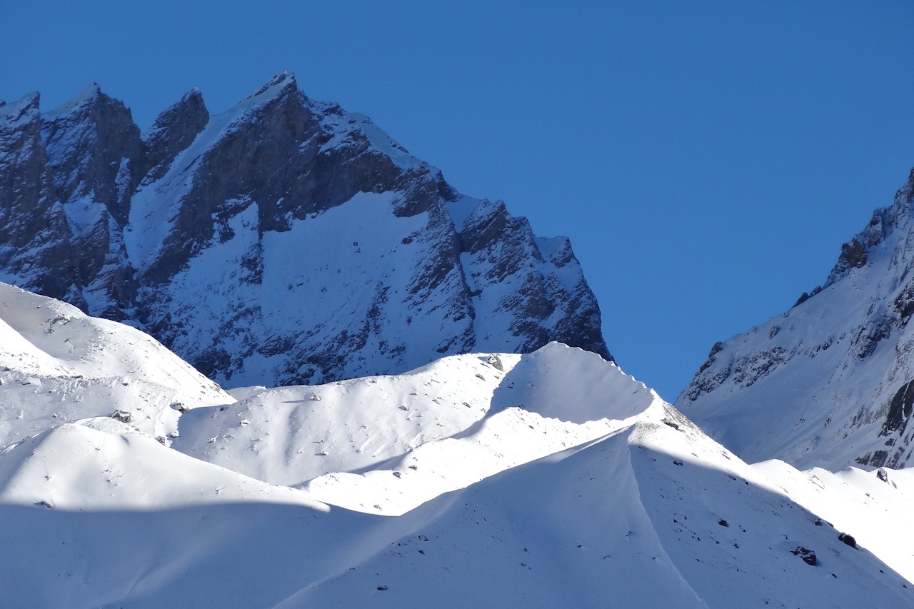 Dentelle : Moraine devant la Pointe de l'Epena.