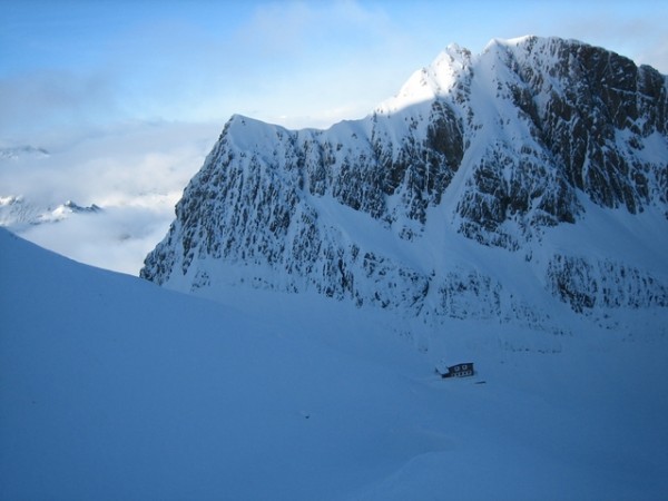 Refuge des Sarradets : On se laisse glisser dans la poudreuse vers le refuge des Sarradets et le col du même nom.