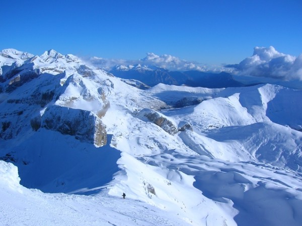 Descente du Taillon : Du sommet on skie l'arête de neige en direction de la brêche de Roland
