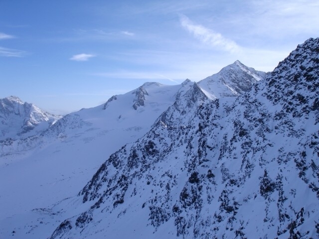 Du col le glacier de Gébroulaz : de gauche à droite la pointe de l'échelle,le glacier de gébroulaz avec le dôme et l'Aiguille de Polset puis l'aiguille de Péclet