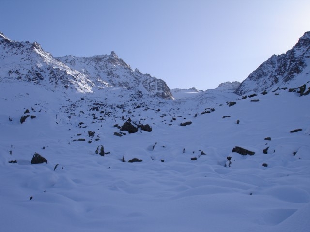 Le vallon du Borgne : Pas évident vu d'ici...
J'ai tracé en serrant au maximum rive droite, à la recherche des meilleurs passages