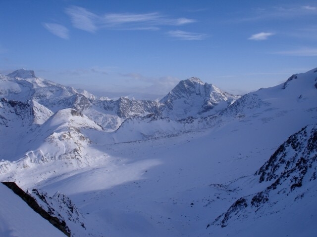 Vue vers l'est : La dent Parrachée et la pointe de l'échelle.
Au fond ,les sommets Italiens sous les nuages