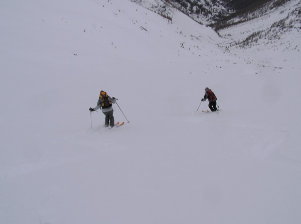 Descente dans le vallon : La neige est encore bonne, les 2 soeurs en action