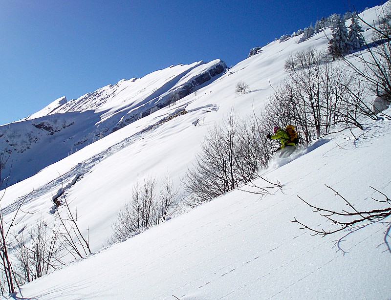 Coulée : Une avalanche de fond est partie dans la combe.