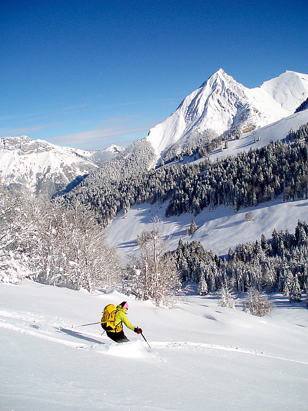 Regavade : C'est reparti au dessus des chalets de Praz.