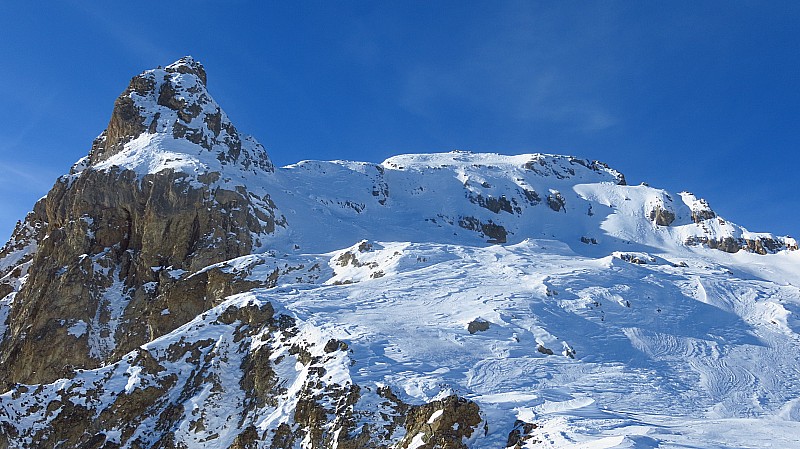 Pentes sommitales : Trop cartonné je n'ai pas non plus tenté le sommet. Arrêt à 2750 puis descente à Pelvoux par le Riou de l'Alpe (bons passages entre 2400 et 1900) puis la piste (très médiocre...).