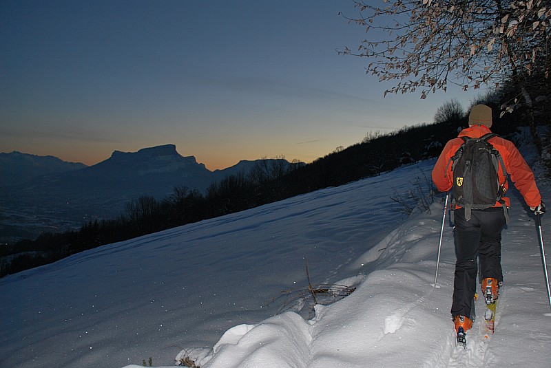 Au loin le Granier : Le soleil se couche derrière la Chartreuse. La journée de travail est déjà loin..