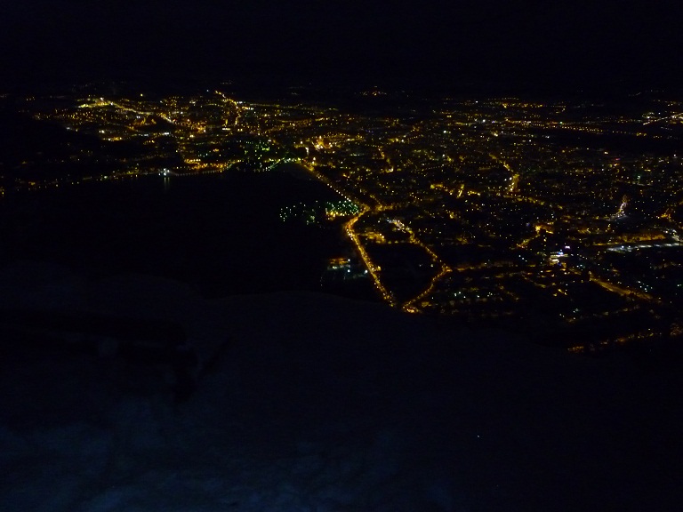 Annecy dort encore dans sa couette neigeuse