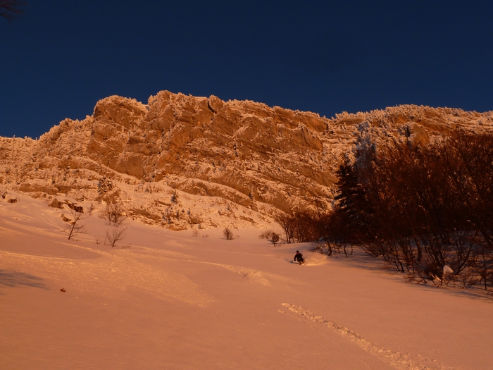 Rochers de Chalves : Ski, calcaire et lumières flamboyantes de fin de journée.