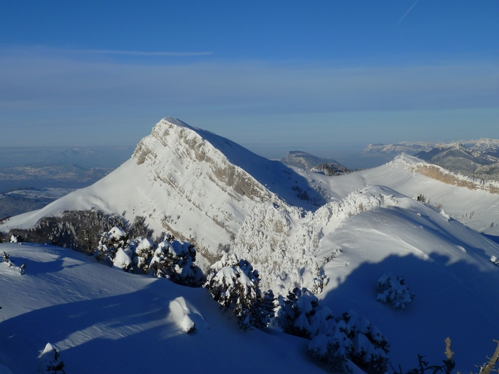 Rochers de Lorzier : Coup d'oeil sur la Grande Sure bien plâtrée aussi.