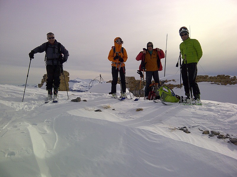 Tête de Vinaigre : Le groupe au sommet sur le fortin qui est rempli/recouvert de neige