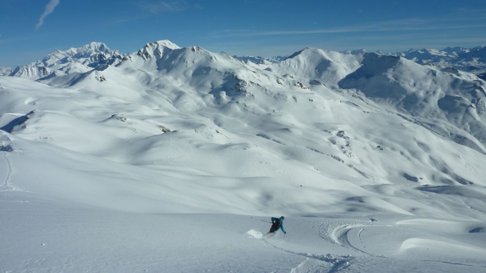 Orgie de poudre : grandes courbes devant le Mont Blanc