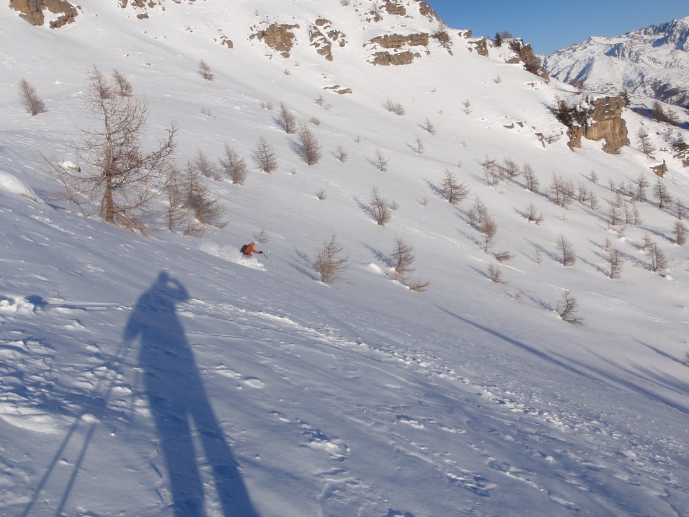 descente : Eric surf sur la poudre à l'entrée du mélézin.
