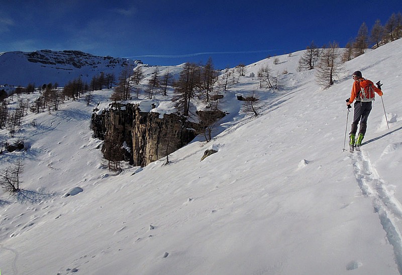 Montée dans le vallon : ...au Sud de la tête de Cristel. Belle ampleur du paysage et des belles pentes. Viking en pleine contemplation...