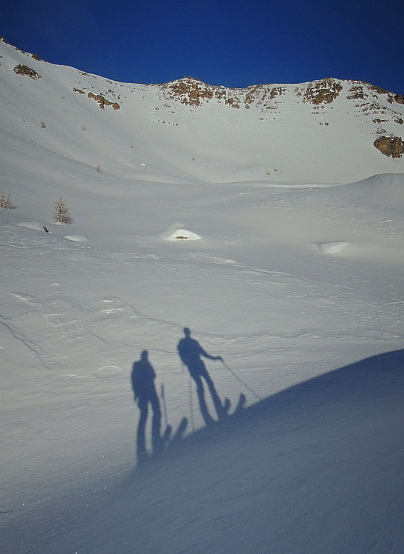 Ombres : ...on choisi de monter la pente qui nous fait face: plus raide qu'il n'y parait.