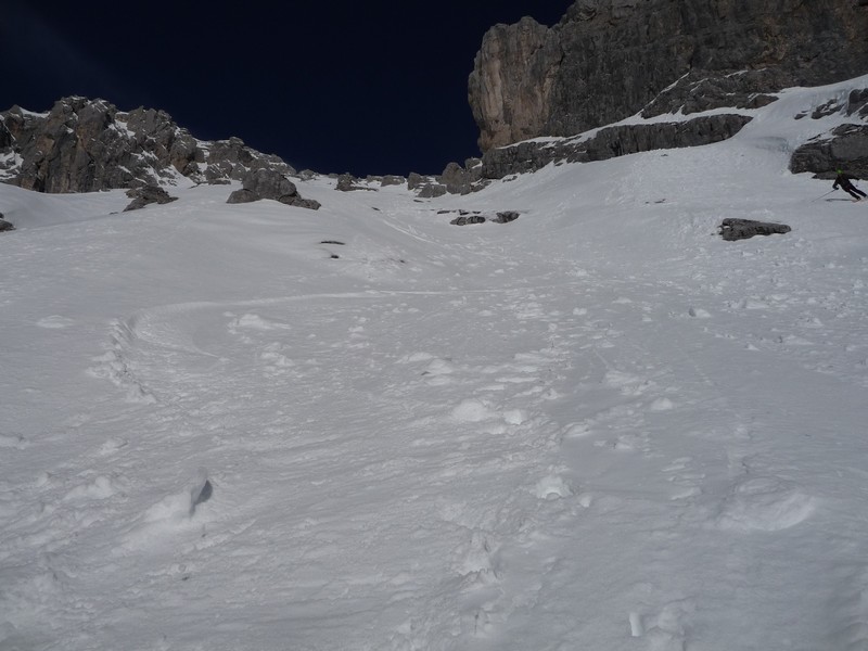 le bas : le bas de la pente sud-ouest avec quelques boules en grande partie recouverte et en neige décaillée
