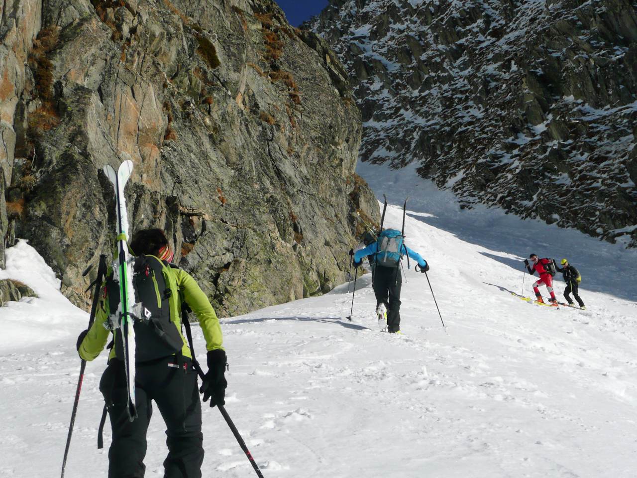 Au pied du couloir SO : Deux skieurs à la descente.