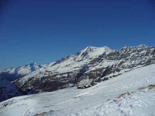 Sur la trace de montée : En arrière plan les Pointes du Chatellard
