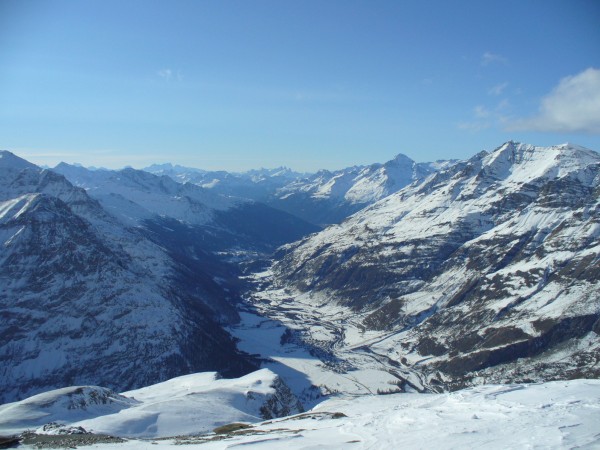 Bessans : La vue depuis le sommet sur la vallée de Bessans et bien au-delà jusqu'aux Ecrins.