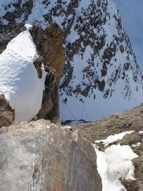 La sortie du couloir : Franck à la sortie du couloir depuis le sommet de l'Aiguille de Malatra. Le sommet est tout à fait skiable par bonnes conditions (petit 45° sur 25m. expo) mais actuellement c'est 20-30cm. de gobelets posés sur des dalles.