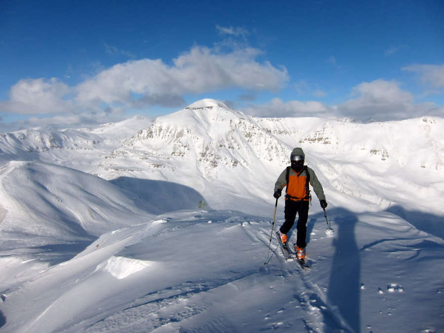 Crête N de la Tête de Cristel : ça ventile... au fond la Cime de la Bonette