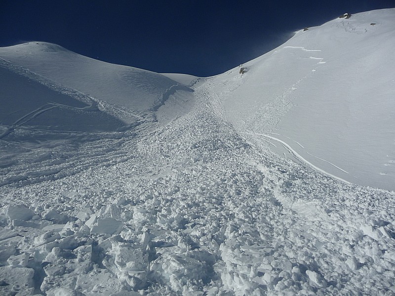Coulée avalanche : La plaque avec laquelle je suis partit déclenchée par un skieur venant au dessus; le manteau reste trés fragile dans le secteur;