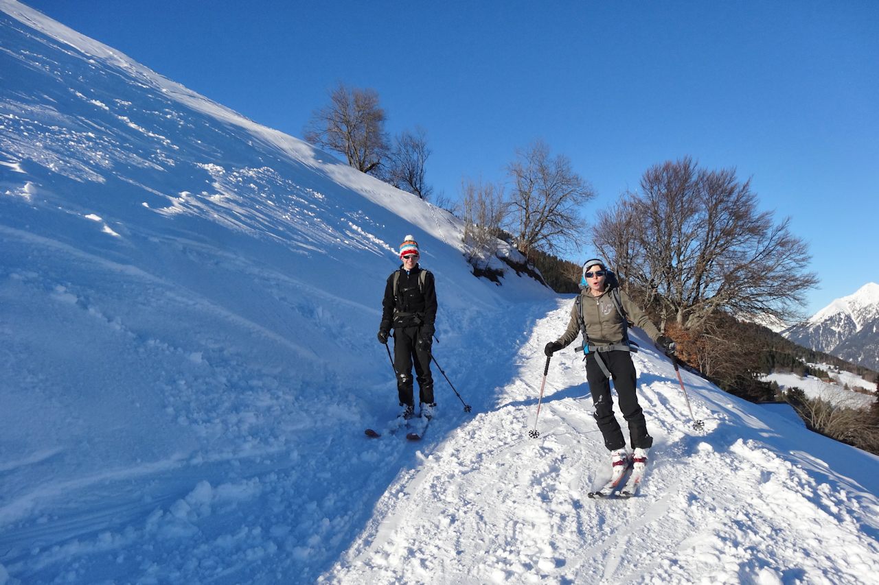 Route de la Pautaz : Mère et fils heureux après une belle journée en montagne.
