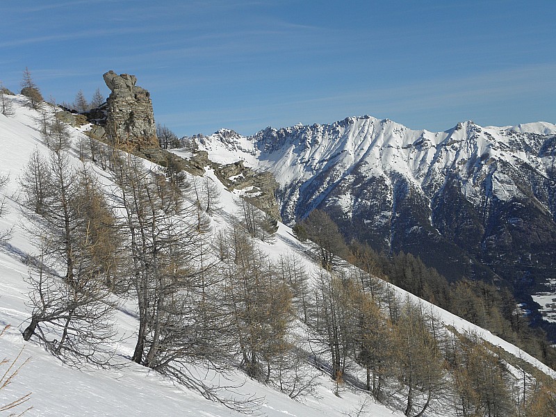 Roc surplombant la combe.