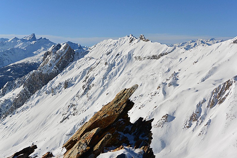 Smt du Peronnet : La vue - au fond à gauches Aiguilles d'Arves et Saussaz - à droite au fond Grandes Rousses