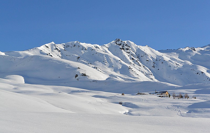 La Saussaz : Paysage apaisant - un joli couloir sur le petit sommet aux loin