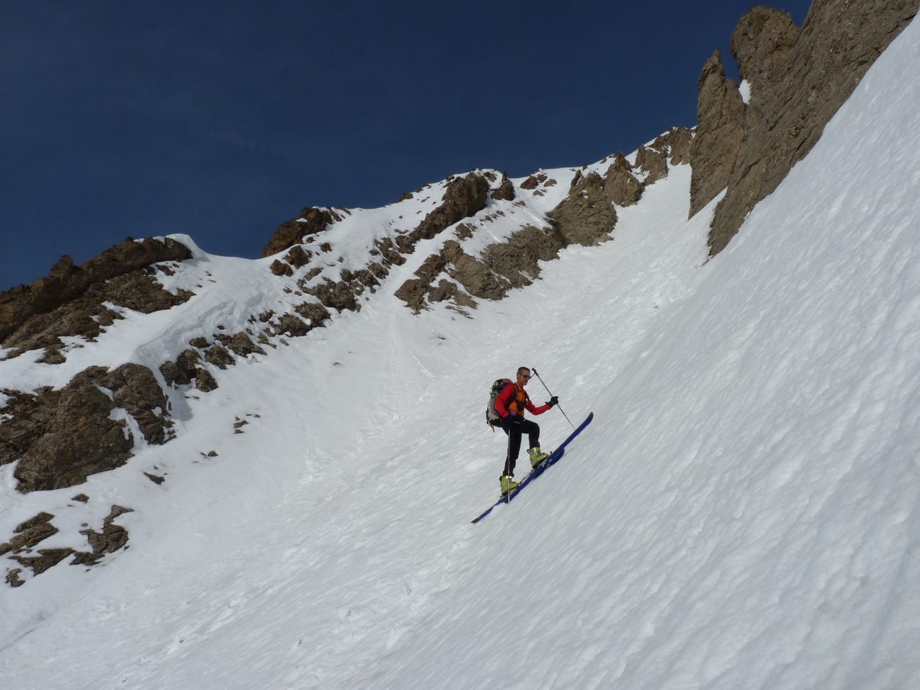 Il y a une bonne accroche : Fidèle à son habitude il monte au maxi en skis