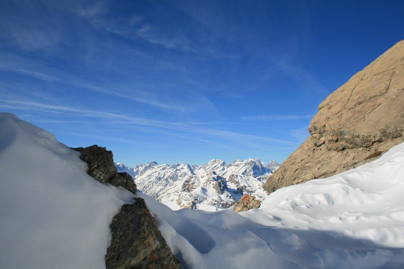 En haut du couloir : dernier coup d’œil vers les Écrins