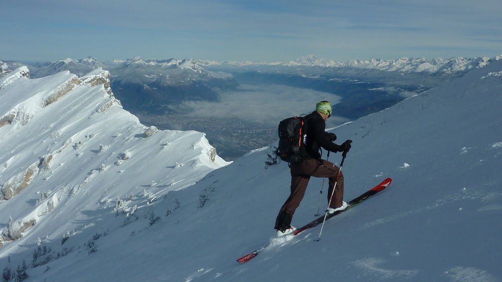 Florent : arrivée aux Rochers de l'Ours sur fond de Grenoble et Mont Blanc