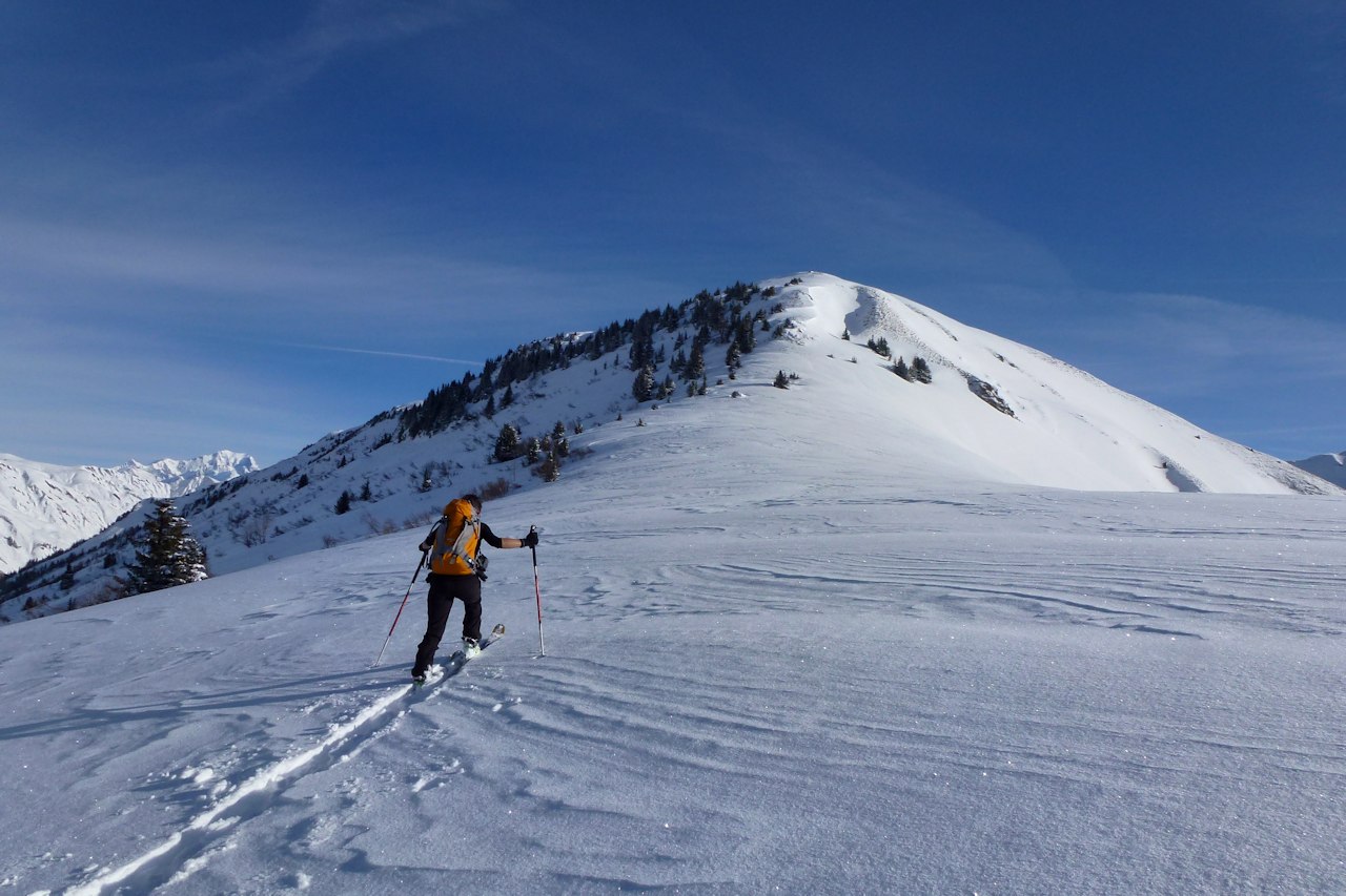 Le Dôme (2098 m) : Montée par la croupe SO.