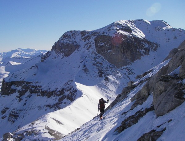 le Mourre Haut : En montant auJas des Chamois. Derrière, le Mourrre Haut