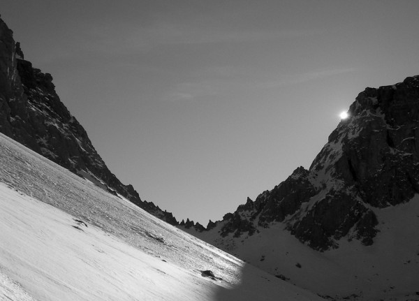 Col des Aiguilles : Le soleil sort derrière l'arête Nord du Jas des Chamois