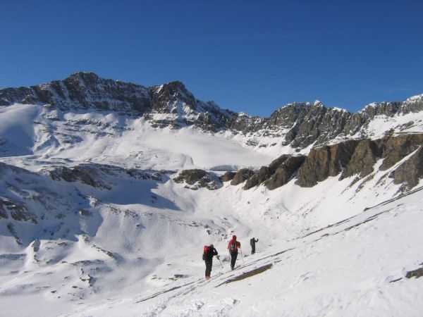 Pointe du Montet et glacier : Belle ambiance dans ce cirque où l'on vient chercher le col du Montet (à droite en dehors de la photo) pour rebasculer vers le revers du Prariond
