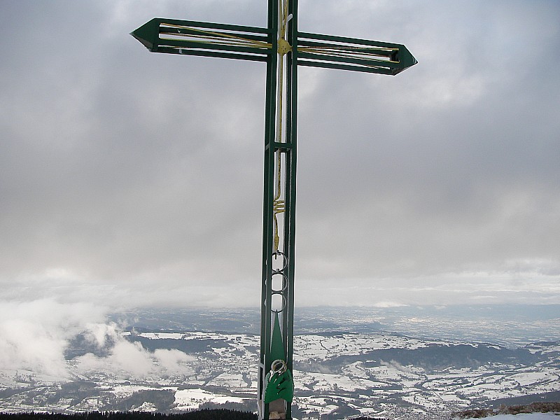 la vallée : il y avait tellement de vent que j'ai mis un temps fou à avoir une photo avec la croix verticale.