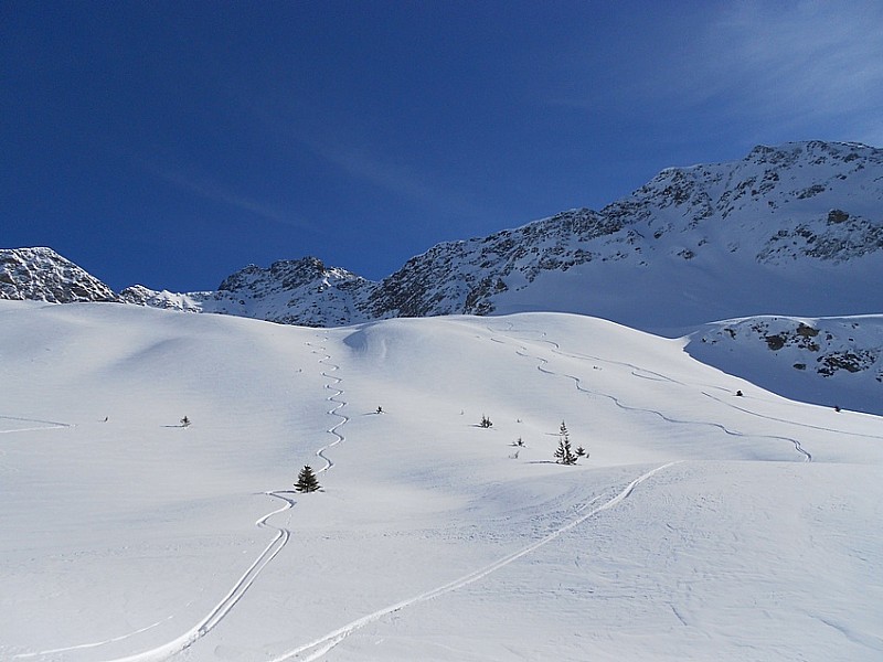 Le vallon au dessus du chalet : Bonne neige dans les contrepentes nord-ouest