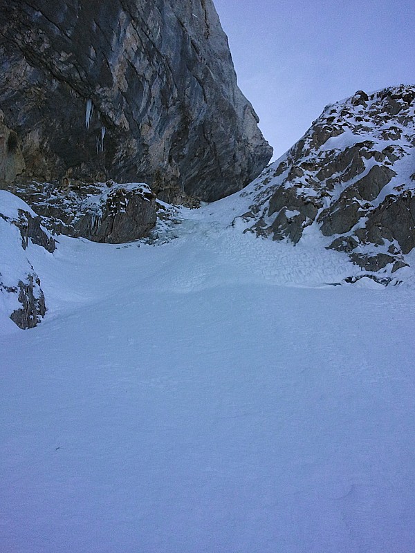 Pointe de la Beccaz : Deuxième ressaut qui passe skis au pied en dynamisant un peu... Réception en grosse poudre.