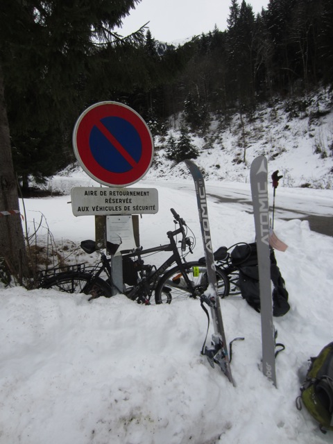 Stationnement : Panneau interdit de stationner pratique pour accrocher les vélos