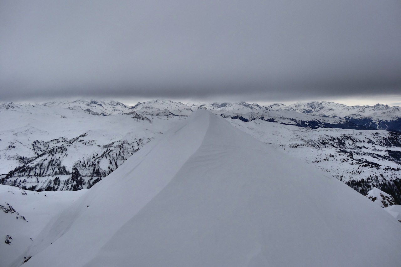 Le sommet (2507 m) : Alors que les montagnes de Vanoise disparaissent peu à peu dans les nuages.