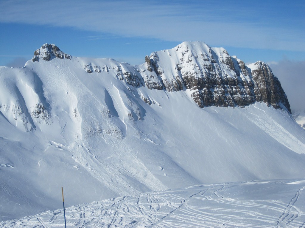 A droite de tête Pelouse : Le chaînon de montagnes où passe au pied la combe des Foges