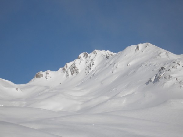 Crêt du Rey, face sud-ouest : Pour les adeptes de la pente, les deux couloirs de la face sud-ouest du Crêt du Rey... 2200 m pour le tour complet.