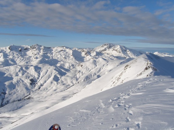 Fin de journée : Avant d'entâmer la descente, les spatules des skis pointent déjà vers d'autres objectifs de sorties ; ici le Grand Mont d'Arêches...