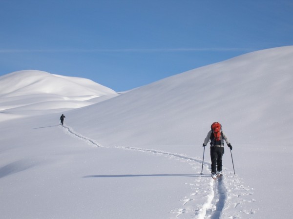 La magie de la trace : Les adeptes de l'héliski, ils ne connaîtront jamais ce plaisir de tracer dans la profonde en épousant les plis du terrain... les pauvres, j'ai pitié pour eux.
