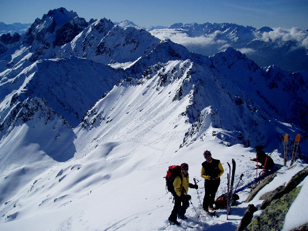 La pause s'impose : Le sommet atteint en skis au Rognolet par la voie normale est une antécîme skiable; la suite, pour ceux qui l'envisagerait a l'air trés alpine et nécessiterait du matos d'alpinisme...